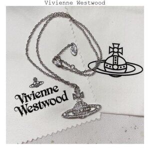 Brand New Vivienne Westwood Gold triple pearl necklace